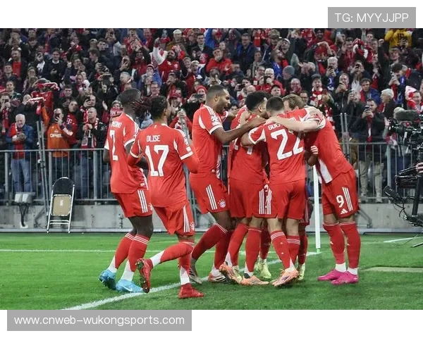 迪亚斯鱼跃冲顶破门，拜仁第三球锁定胜局